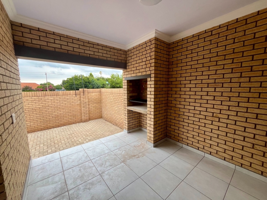 To Let 2 Bedroom Property for Rent in Flamwood North West